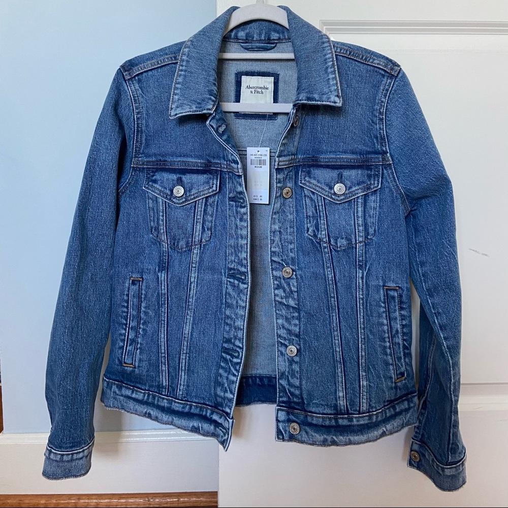 BNWT Abercrombie women’s denim jacket (Medium)